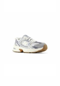 Sneaker sportivo bianco e grigio con tomaia in rete strutturata, colletto imbottito e suola in gomma. Presenta un logo prominente sul lato.