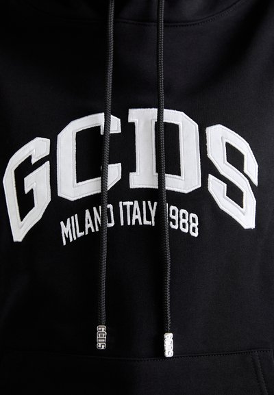 Felpa nera con cappuccio con ricamo bianco "GCDS MILANO ITALY 1988", dotata di spesse stringhe con puntali personalizzati. Materiale morbido in misto cotone.
