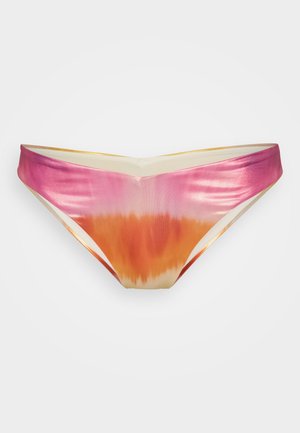Bikini bunnen med en gradientdesign som går fra rosa til oransje, laget av glatt, blankt stoff med en lav midje og v-formet utskjæring.