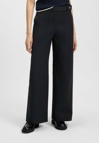 Schwarze weit geschnittene Hose aus glattem Stoff mit hohem Bund und Knopfverschluss, ausgestattet mit Seitentaschen und einem maßgeschneiderten Look.