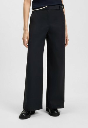 Pantaloni neri a gamba larga realizzati in tessuto morbido con vita alta e chiusura a bottone, dotati di tasche laterali e un look sartoriale.