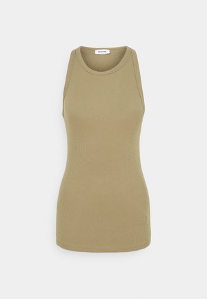 Ärmelloses beiges geripptes Tanktop mit rundem Ausschnitt, figurbetonter Form und sichtbaren Nähten entlang der Kanten auf einem einfarbigen hellen Hintergrund.