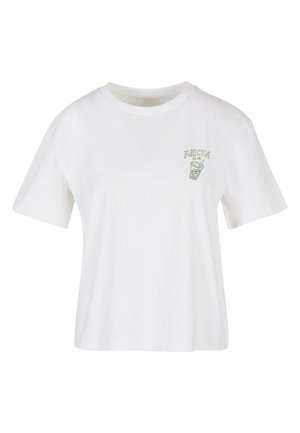 Camiseta blanca de manga corta con pequeño texto verde "MATCHA CLUB" y gráfico de bebida de matcha con hielo en el pecho izquierdo.