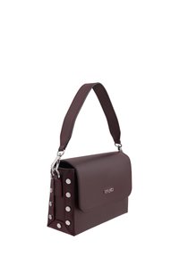 Burgunderfarbene Lederhandtasche mit silbernem Zubehör, mit einem oberen Henkel und genietetem Akzent auf einer Seite. Einfaches rechteckiges Design.
