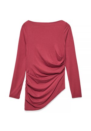 Ilgas rankovėmis raudonas asimetriškas viršus su surišta drapiruote vienoje pusėje, apvaliu kaklu, išdėliotas plokščiai ant balto fono.