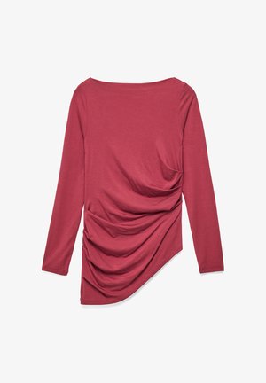 Sarkans, ar garām piedurknēm, asimetrisks tops ar vienas puses savāktām drapējuma detaļām, apaļu kakla izgriezumu, nolikts uz baltas virsmas.