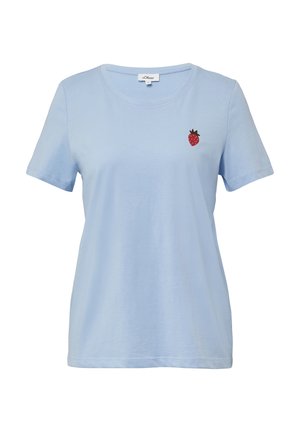 T-shirt en coton bleu clair avec un col rond et des manches courtes, présentant une petite broderie de fraise rouge sur le côté gauche de la poitrine.