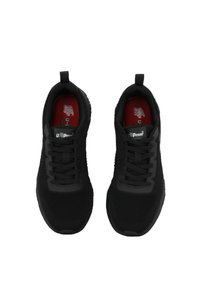 Scarpe sportive nere in materiale mesh, con lacci robusti, soletta rossa e una linguetta sul retro per un facile indossamento. Design leggero e traspirante.