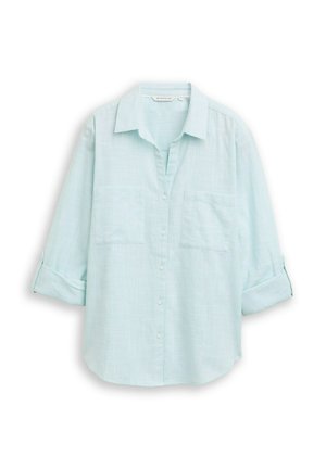 Lichtblauw overhemd met knopen, gemaakt van gestructureerde stof, voorzien van twee borstzakken en opgerolde mouwen. Klassiek kraagontwerp.