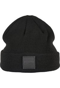 Crni pleteni beanie s rebrastom teksturom i preklopom. Sadrži kvadratnu, sivu kožnu oznaku s utisnutim natpisom "URBAN CLASSICS".