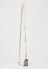 Witte leren schoudertas met een afneembare strap, voorzien van een bloemen- en kersenontwerp, gouden hardware en een compacte rechthoekige vorm.
