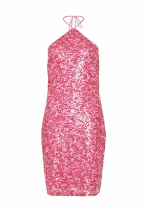 Krátké růžové šaty se třpytkami a holým ramenem, s texturovaným vzorem a přiléhavým siluetu, navržené pro usazení na těle.