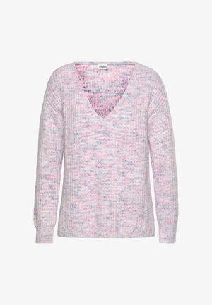 Helles rosa Strickpullover, V-Ausschnitt, lockere Passform, mit strukturiertem Muster. Kombiniert mit hellblauen, hochgeschnittenen Jeans und silbernen Accessoires.