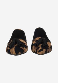 Tarnmuster-Lederschuhe mit schwarzen Akzenten, die eine weiche Suede-Textur und einen Quastendetail auf dem Spann aufweisen, in Brauntönen und Schwarz.