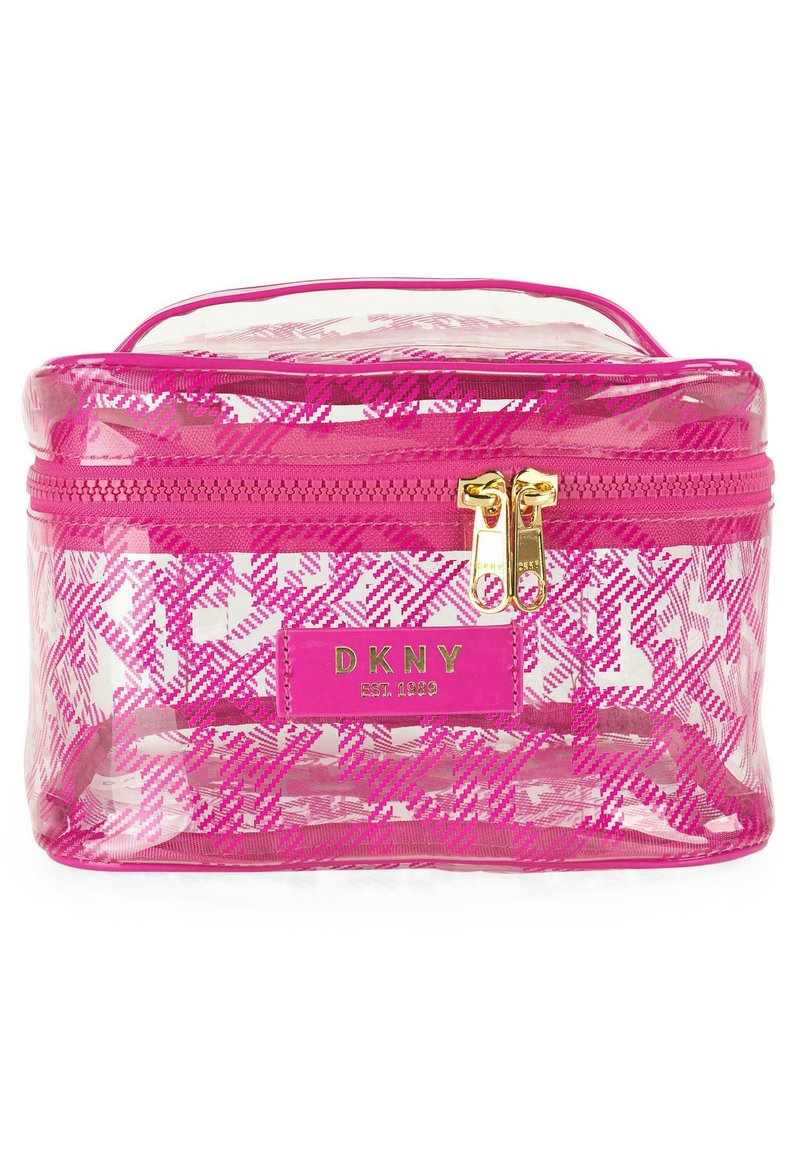 Bolsa de cosméticos transparente rosa claro con un patrón geométrico, cremalleras doradas y una etiqueta con el logo de DKNY. Forma rectangular con un diseño transparente.