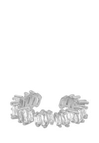 Sølvring med avlange rektangulære klare steiner satt i en fleksibel ring med teksturert overflate. Designet veksler mellom ulike steinstørrelser.