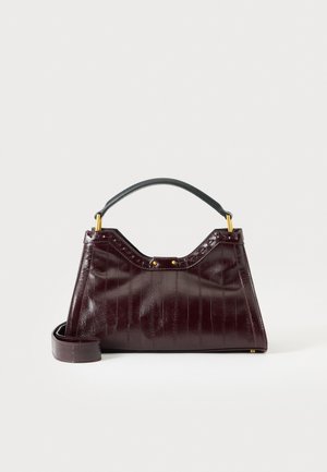 Borsa a mano in pelle bordeaux scuro con motivo testurizzato, manico superiore nero, ferrature dorate e tracolla removibile su sfondo bianco.