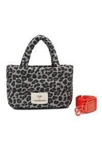 Gepolsterte graue Tasche mit schwarzem Leopardenmuster, zwei Griffen und einem abnehmbaren roten Riemen. Verfügt über ein cremefarbenes Etikett mit Markenname.
