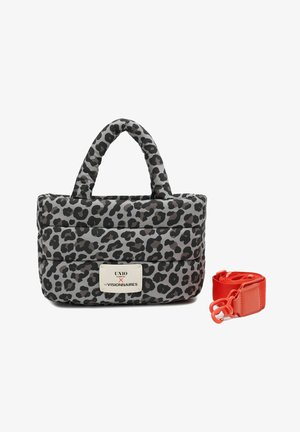 Gepolsterte graue Tasche mit schwarzem Leopardenmuster, zwei Griffen und einem abnehmbaren roten Riemen. Verfügt über ein cremefarbenes Etikett mit Markenname.