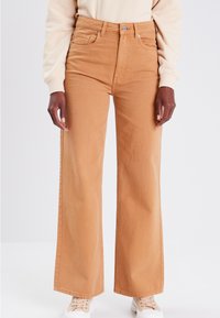 Cache Cache MIT HOHER TAILLE - Jeansy Dzwony