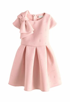 Robe rose à manches courtes pour filles avec lettrage embossé "Baker" et grand nœud sur une épaule, jupe plissée et fermeture éclair au dos.