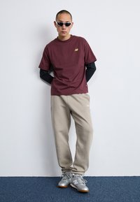 New Balance SPORT ESSENTIALS LOGO - Marškinėliai su spaudiniu - faded plum