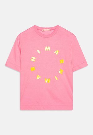 Rosa kortärmad t-shirt i bomull, med en cirkulär uppställning av gula blockbokstäver som stavar "MARNI" runt bröstområdet.