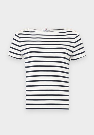 Cămașă albă cu mânecă scurtă, dungi orizontale negre, nasturi pe umeri și logo mic pe mâneca stângă.