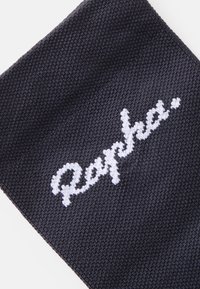 Pleteni šal u tamno sivoj boji s bijelim izvezenim logotipom "Rapha". Materijal prikazuje teksturirani, tkanjeni uzorak.