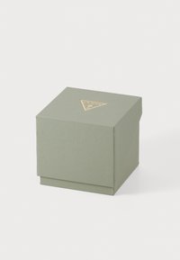 Caja cuadrada de material verde claro texturizado con un logotipo triangular dorado en la parte superior. La caja tiene una tapa extraíble, mostrando un diseño sencillo.