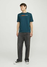 Jack & Jones JJECORP LOGO TEE PLAY O NECK - Camiseta estampada - deep teal