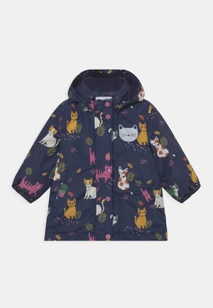 Impermeabile da bambino blu navy con cappuccio, decorato con gatti colorati in stile cartone animato e piccole stampe di foglie, chiusura frontale con bottoni a pressione.