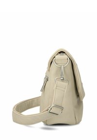 Beige Leder-Umhängetasche mit strukturierter Form, verstellbarem Tragegurt, silbernen Hardware-Akzenten und einem Reißverschluss oben für sicheren Verschluss.