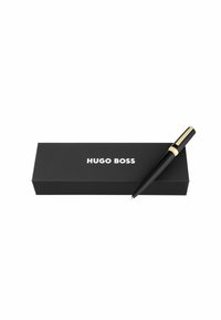 Čierne pero so zlatými akcentmi, umiestnené vedľa čiernej škatuľky s bielym logom "HUGO BOSS". Hladký povrch a elegantný dizajn.