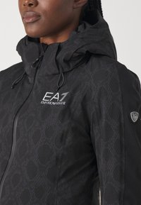 EA7 Emporio Armani KITZBUHEL PROTECTUM7 GRAPHIC - Veste de snowboard - black python