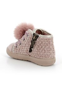 Scarpa alta rosa in tessuto con tomaia intrecciata texturizzata, pompon in pelliccia sintetica, zip laterale decorativa e suola in gomma.