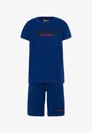 Set per bambini composto da t-shirt a maniche corte blu navy e pantaloncini, con la scritta "Just Cavalli Little Rogue" stampata in nero e rosso su t-shirt e pantaloncini.
