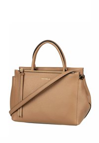 Sac à main en cuir tanné texturé avec deux poignées, une longue bandoulière, une fermeture éclair dorée et un petit logo "Coccinelle" doré sur le devant.