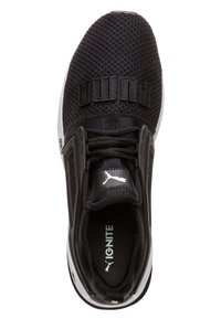 Černá sportovní obuv s prodyšným síťovaným svrškem, výrazným logem "PUMA", polstrovanou podrážkou a bílými akcenty na podrážce a brandingu.