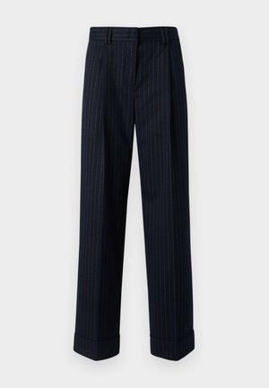 Marineblå vide bukser har et pinstribet mønster i guld, fremstillet af et glat stof, med opsmøgede ben og forlommer.