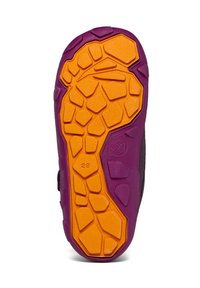 Suola della scarpa con una base viola e un motivo di battistrada arancione, testurizzata per garantire aderenza. Design notevole e chunky con tasselli pronunciati e scanalature di flessibilità.