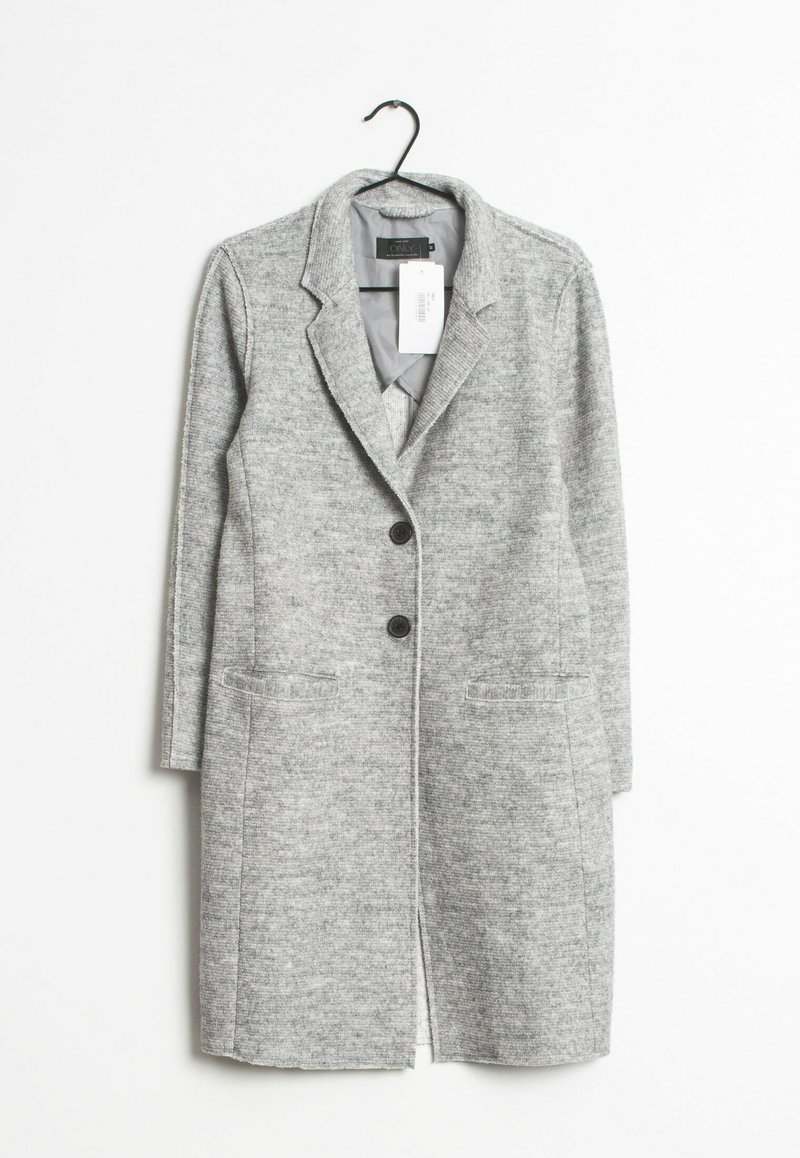 Manteau long en laine gris clair avec revers, deux boutons noirs, poches avant, suspendu à un cintre noir avec une étiquette de prix blanche.
