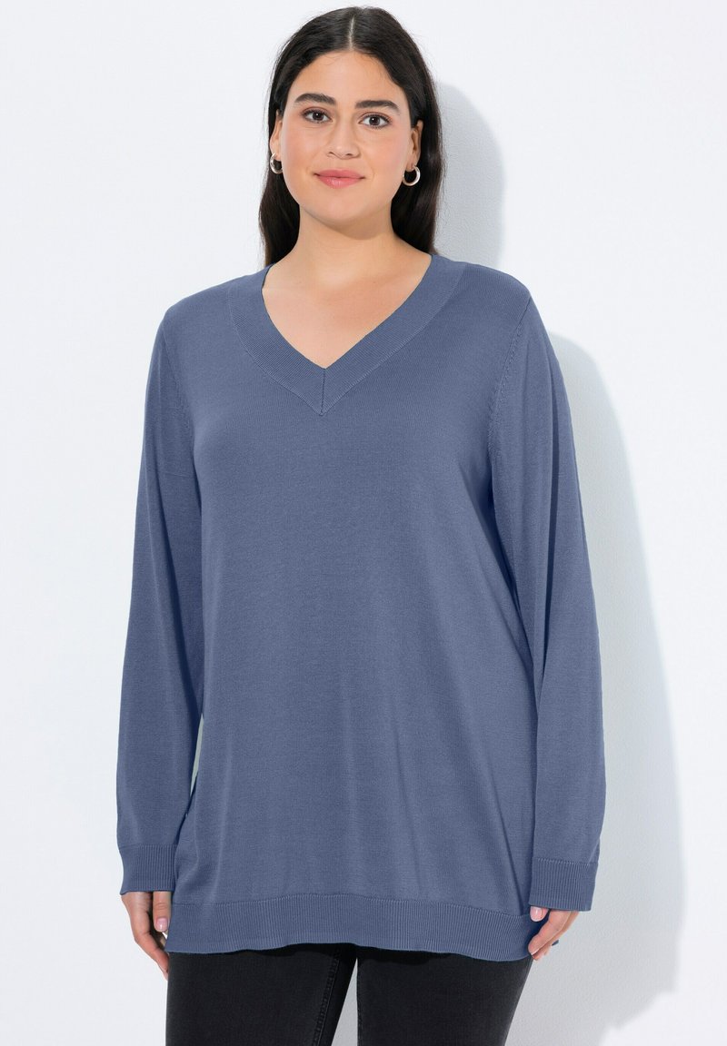 V-Ausschnitt, langärmeliger Pullover aus weichem blauen Stoff, mit gerippten Bündchen und Saum, lockere Passform, strukturierter Strickmuster.