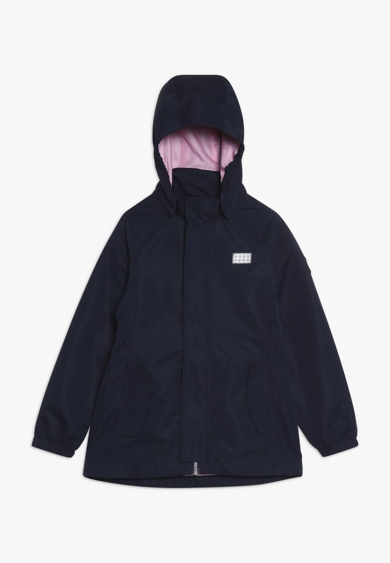 Marineblaue Regenjacke mit Kapuze, hellrosa Futter, Frontreißverschluss, zwei Fronttaschen, elastischen Bündchen und einem kleinen rechteckigen Logoaufnäher auf der Brust.