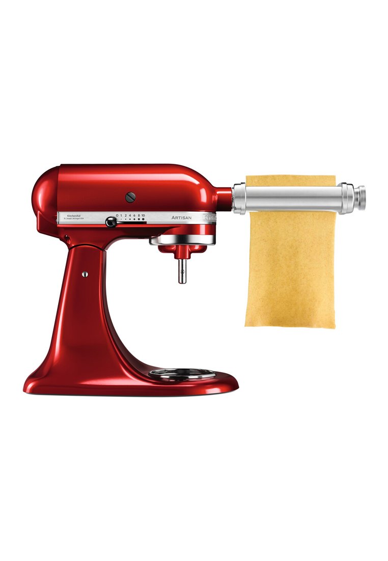 Mixer da cucina rosso con un design elegante e arrotondato, dettagli in metallo argentato. Macchina per la pasta attaccata con pasta gialla che emerge.
