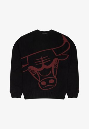 Sort strikket sweater med et stort maroon oksegrafik på fronten. Har ribbet halsudskæring og manchetter, med en blød tekstur.