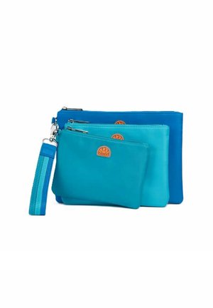Tre pochette con zip in diverse tonalità di blu e turchese, realizzate in materiale liscio, con dettagli del logo in evidenza e un cinturino per il polso testurizzato.