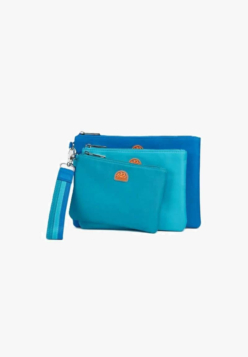 Tre pochette con zip in diverse tonalità di blu e turchese, realizzate in materiale liscio, con dettagli del logo in evidenza e un cinturino per il polso testurizzato.