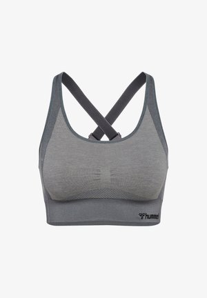 Sportbeha in grijs materiaal met een naadloos ontwerp; heeft kruislingse banden, een zachte textuur en een klein logo op de onderste band.