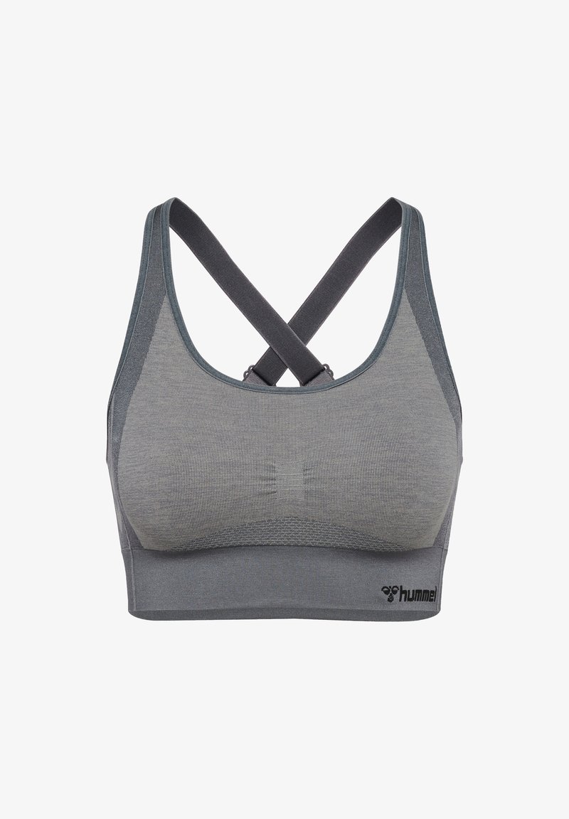 Sportbeha in grijs materiaal met een naadloos ontwerp; heeft kruislingse banden, een zachte textuur en een klein logo op de onderste band.